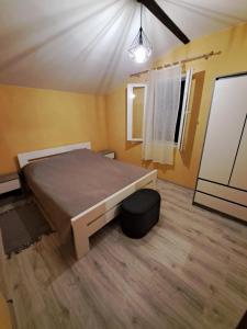 een slaapkamer met een groot bed in een kamer bij Kuća za odmor TONI in Zaglav