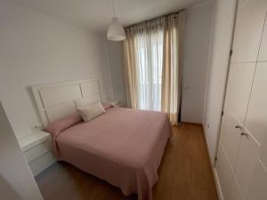 - une petite chambre avec un lit et une fenêtre dans l'établissement CasaMar, à Barbate