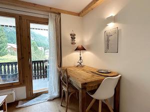 ein Esszimmer mit einem Tisch, Stühlen und einem Fenster in der Unterkunft Natur, Erholung, moderne 35m2 für 2P mit Auto PP - SP19 in Pontresina
