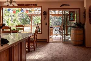 une cuisine avec une table et une porte donnant sur une terrasse. dans l'établissement Chase's River Cabin, à Granite Falls