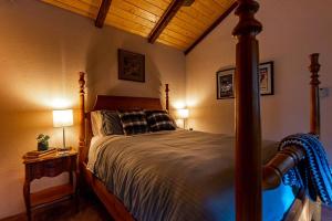 a bedroom with a bed and two lamps on a table at Chase's River Cabin in Granite Falls