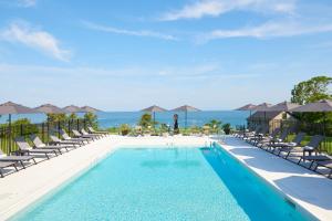 Bazén v ubytování Hotel Moraine nebo v jeho okolí