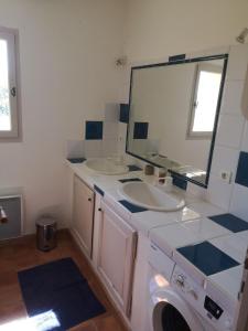 uma casa de banho com 2 lavatórios e um espelho grande em Les Vendangeurs, gîte au milieu des vignes face au Luberon em Goult