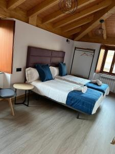 1 dormitorio con 1 cama grande y 1 mesa en Casona de ventas, en Portomarín