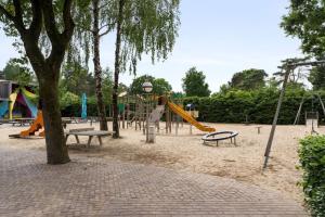 um parque com parque infantil com escorrega em De Blije Wereld em Otterlo