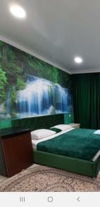 1 dormitorio con un mural de cascada en la pared en Гостевой дом ЛОНТАНА en Gagra