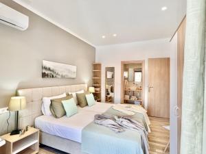 een slaapkamer met 2 bedden in een kamer bij Villa Cielo in Sidari