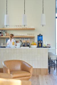 Una donna in piedi dietro un bancone in una cucina di Hotel Moraine a Greenport