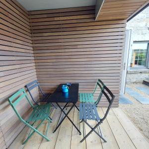 dwa krzesła i stół na patio w obiekcie Au Charm'Han w mieście Han-sur-Lesse