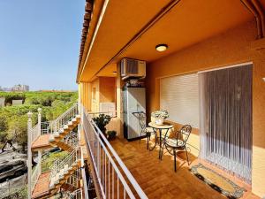 a balcony of a house with a table and chairs at Ambient CostaBravaSi in Platja d'Aro