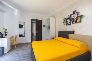 Residenza Saint Tropez في سانتا دومينيكا: غرفة نوم بسرير اصفر في غرفة