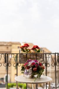 einen Tisch mit Blumen auf dem Balkon in der Unterkunft B&B Alexander in Pollutri