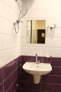 ein Bad mit einem Waschbecken und einem Spiegel in der Unterkunft Future 2 Hotel Apartments in Aqaba