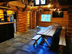 einem Holztisch in der Mitte eines Zimmers in der Unterkunft Käina Jahimaja in Käina