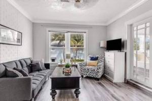 un soggiorno con divano e sedia di Olive Studio Apart Unit 3 By Pmi a West Palm Beach