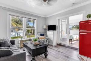 un soggiorno con divano e frigorifero rosso di Olive Studio Apart Unit 3 By Pmi a West Palm Beach