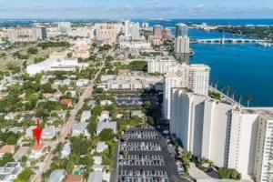 una vista aerea di una città con edifici e l'oceano di Olive Studio Apart Unit 3 By Pmi a West Palm Beach