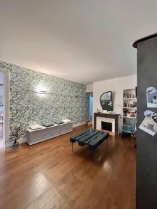 - un salon avec une table et une cheminée dans l'établissement Superbe duplex climatisé place St Etienne, parking, à Toulouse