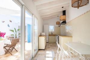 eine Küche und ein Esszimmer mit einem Tisch und Stühlen in der Unterkunft Casa de pescadores - Primera línea de playa in Valencia