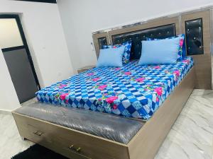 Un pat sau paturi într-o cameră la El Hadji House