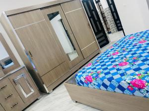 Un pat sau paturi într-o cameră la El Hadji House