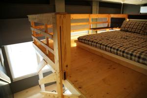 Ce lit superposé se trouve dans un dortoir doté d'un lit double et d'un lit simple. dans l'établissement Piccu Go, à Pisogne