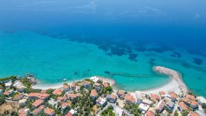 una vista aerea di una spiaggia con case e l'oceano di Grand Suites with Private Pools a Kalamáta