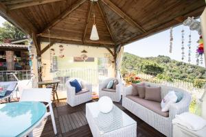 un patio con sillas, una mesa y una piscina en Marco's Villa - Apartment with Private Pool, en Chiatri