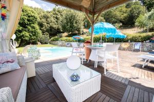 un patio con mesa, sillas y piscina en Marco's Villa - Apartment with Private Pool, en Chiatri