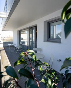 einen Balkon mit einem Tisch und Stühlen auf einem Gebäude in der Unterkunft Fairotel in Filderstadt