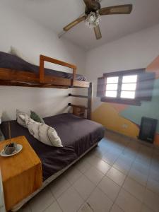 una camera con letto a castello e ventilatore a soffitto di Hostel Ruta76 a Sierra de la Ventana