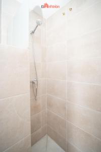 y baño con ducha y azulejos beige. en Banda Playa - Arizón, en Sanlúcar de Barrameda