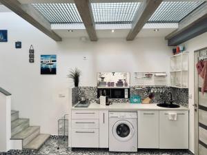 uma cozinha com máquina de lavar e secar roupa em Balatonalmádi Nyaralóház em Balatonalmádi