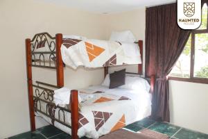 1 dormitorio con 2 literas en una habitación en Haunted House Casa Vacacional en Baños