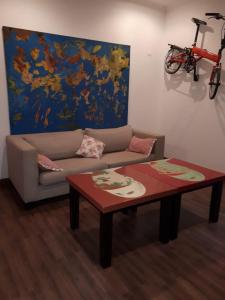 sala de estar con sofá y mesa en Departamentos Casco Urbano San Antonio de Areco en San Antonio de Areco