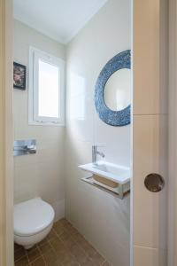 セビリアにあるapartamento Castillaのバスルーム(トイレ、洗面台、鏡付)