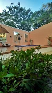 ein Gebäude mit einem Basketballkorb und einigen Pflanzen in der Unterkunft Casa Garay Hotel 658 in Asunción