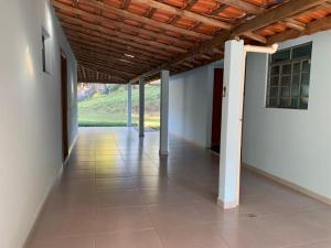 a hallway with a tile floor and a wooden ceiling at Recanto Bellini's in Barreira