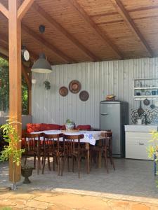 patio con mesa, sillas y nevera en Backyard Cottage, 