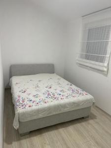 ein kleines Bett in einem Zimmer mit Fenster in der Unterkunft Beautiful Villa near Medjugorje in Služanj