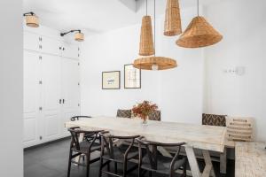 Villa Elisa في مالقة: غرفة طعام مع طاولة وكراسي خشبية