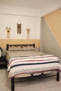 a bedroom with a bed with a striped blanket at Departamento Orellana 5 in Chetumal