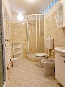 een badkamer met een douche, een toilet en een wastafel bij Giardino panoramico sul mare, un angolo di liguria in Chiavari