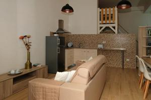 ein Wohnzimmer mit einem Sofa und einer Küche in der Unterkunft CivicoDieci in Locorotondo
