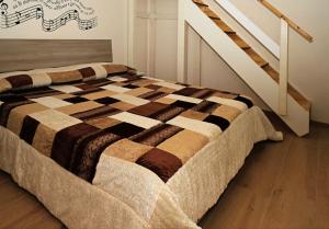 ein Schlafzimmer mit einem Bett mit einer karierten Decke in der Unterkunft CivicoDieci in Locorotondo