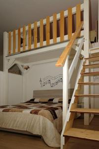 ein Schlafzimmer mit einem weißen Etagenbett und einer Treppe in der Unterkunft CivicoDieci in Locorotondo