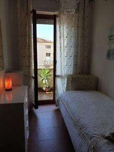 une chambre avec un lit et une fenêtre avec vue dans l'établissement La Magnolia, à Porto SantʼElpidio