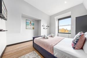Una cama o camas en una habitación de Sydenham Stays by Hayes Residency