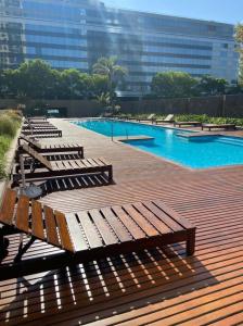 Piscina a Puerto Madero Apartment Free Parking 2 lots 2 bdr 140m2 1,500 sq ft 3 Pools Gym and full amenities Opening February 2023 sophisticated furniture o a prop