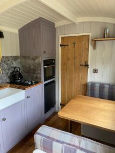 Kuhinja oz. manjša kuhinja v nastanitvi The Old Post Office - Luxurious Shepherds Hut 'Far From the Madding Crowd' based in rural Dorset.